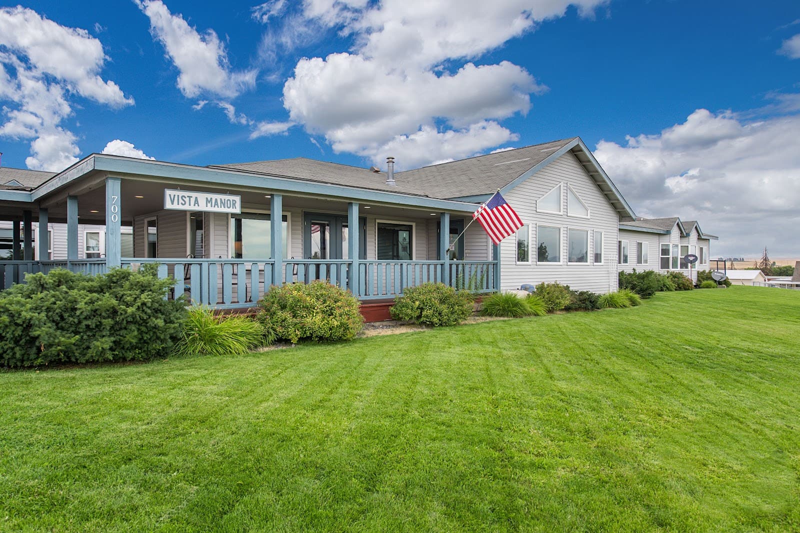 Vista Manor — photo 1
