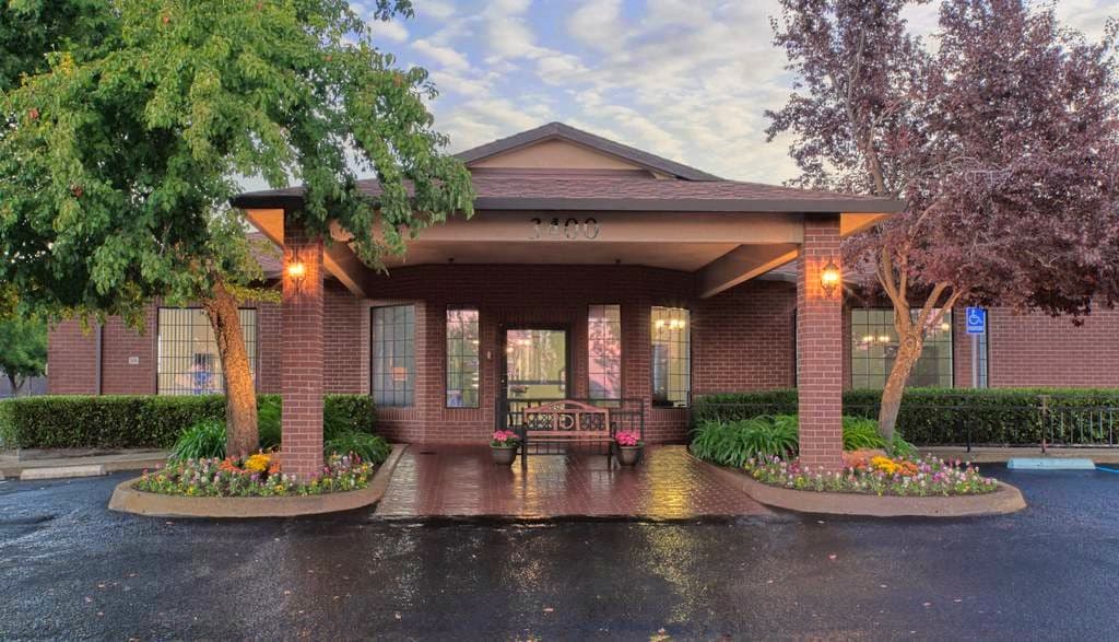 Auburn Oaks Care Center