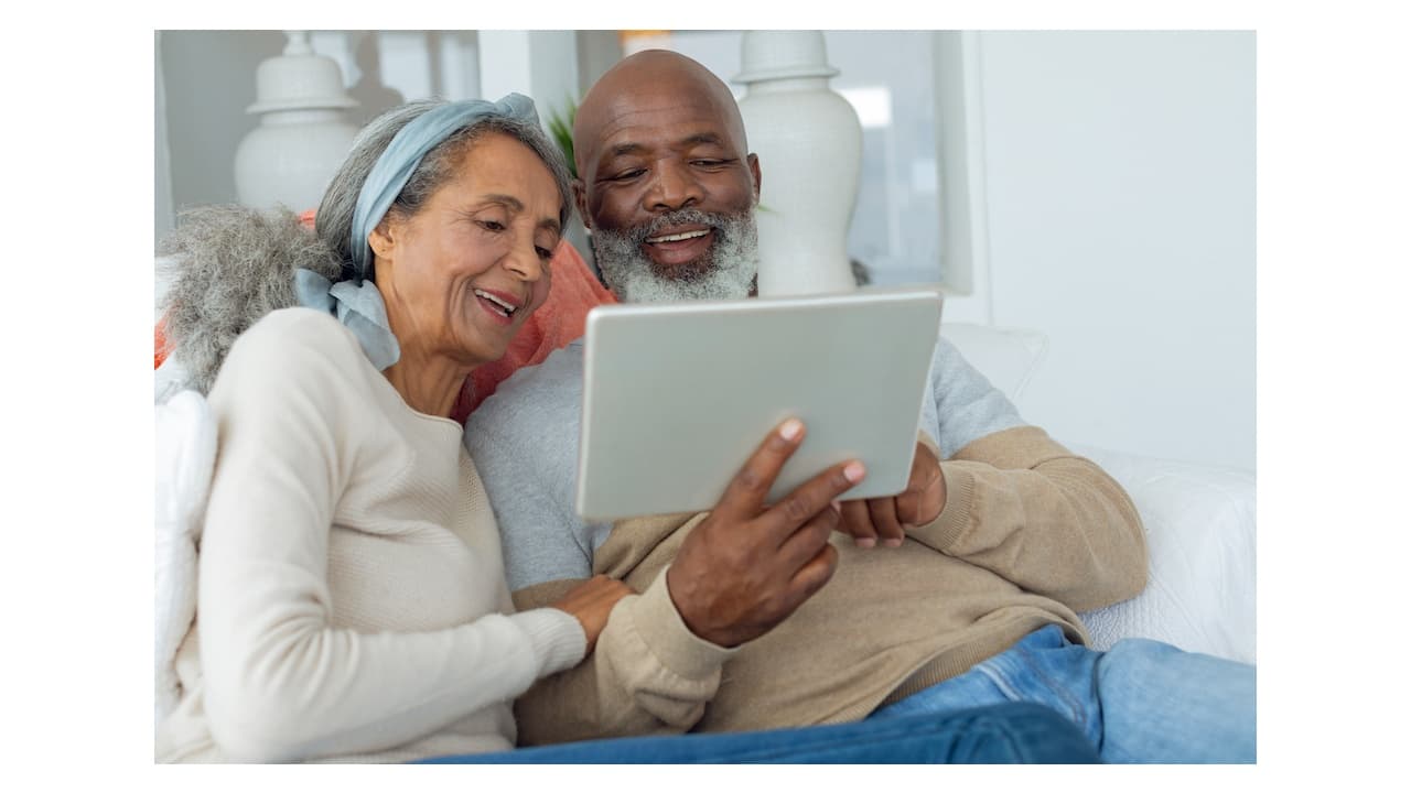 5 Tips and Tricks That Can Help Seniors Stay Connected Through Social Media